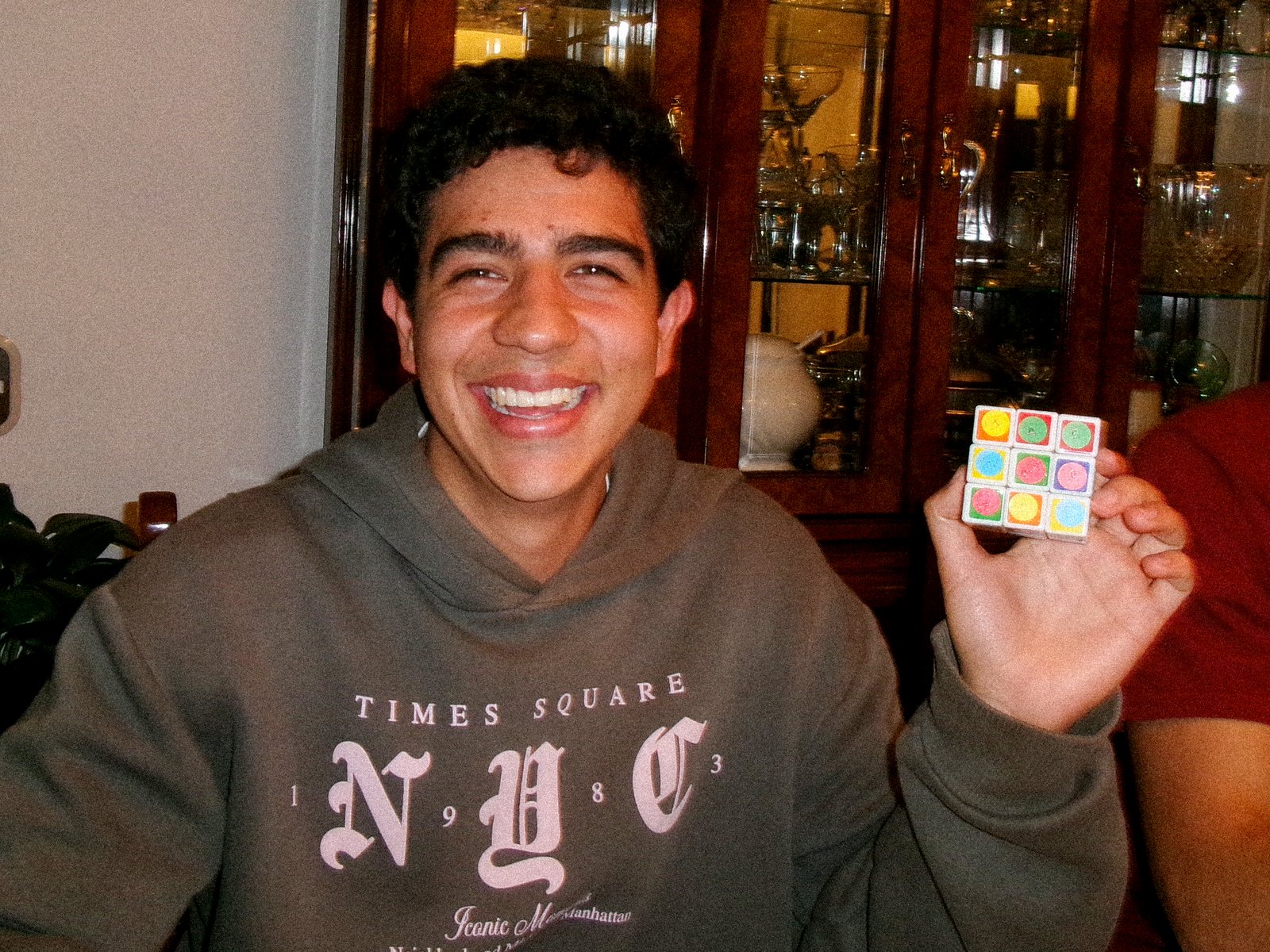 Una persona con su cubo completado
