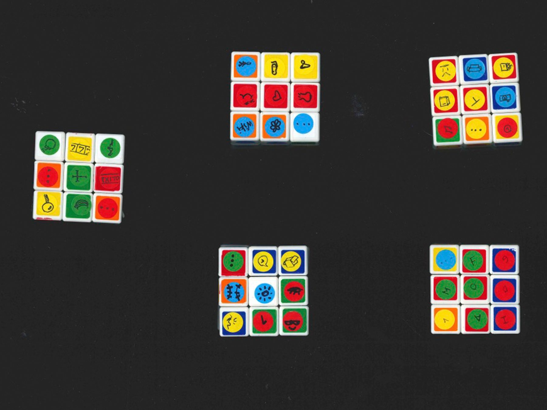 Las caras de distintos cubos con su iconografía